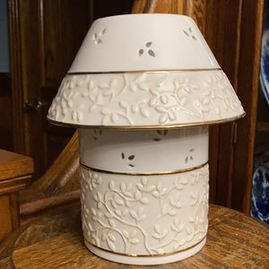 Lovely Lenox - like Jar holder with matching shade by Waxcessories. Dated 2006